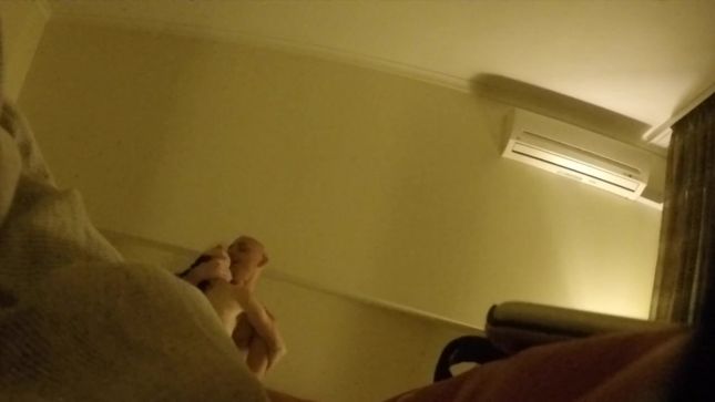 Порно видео Девчонка занимается сексом перед камерой