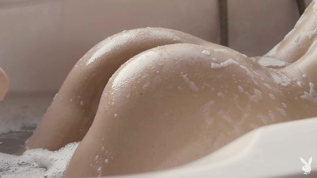 Порно видео Модель в ванне демонстрирует шикарное тело
