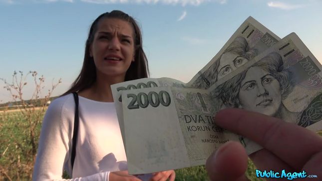 Порно видео Девчонка за деньги дает пикаперу на улице