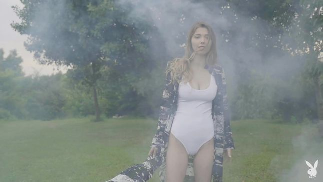 Порно видео Красивая модель Mila Azul в дыму