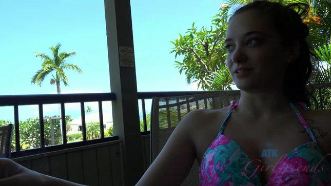 Порно видео Gia Paige в отпуске дает в обе дырочки