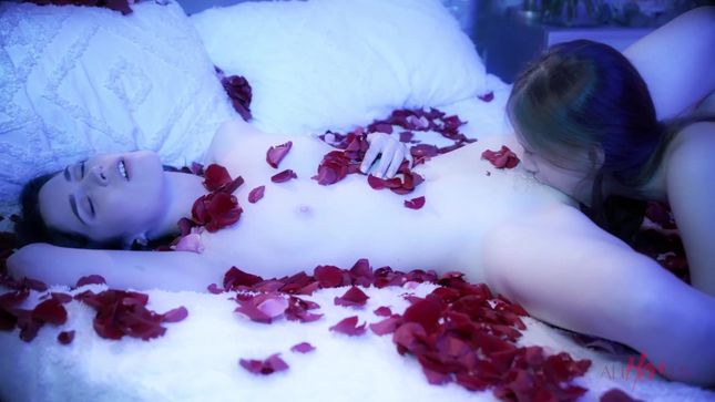 Порно видео Романтичный лесбийский секс в лепестках роз