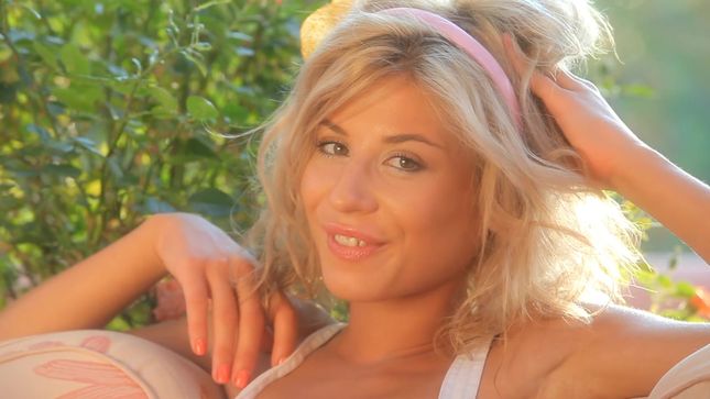 Порно видео Блонда после минета и дрочки оседлала толстый член