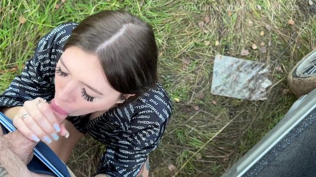 Порно видео Красивая телочка расплачивается с таксистом ртом и мокрой киской