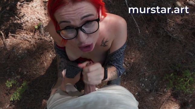 Порно видео Рыжая Toma Mur сосет член и дает в вагину на природе