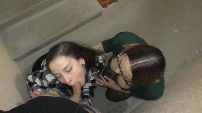Порно видео Подружки на пару отсосали чуваку прямо в подъезде