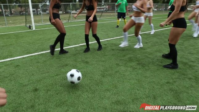 Порно видео Спортсменки после матча трахаются в душевой