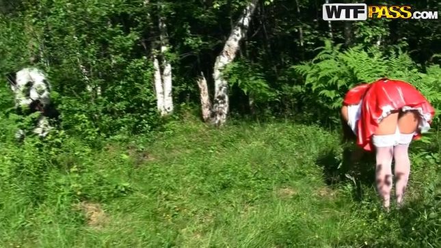 Порно видео Мужик в костюме панды имеет Красную Шапочку в лесу