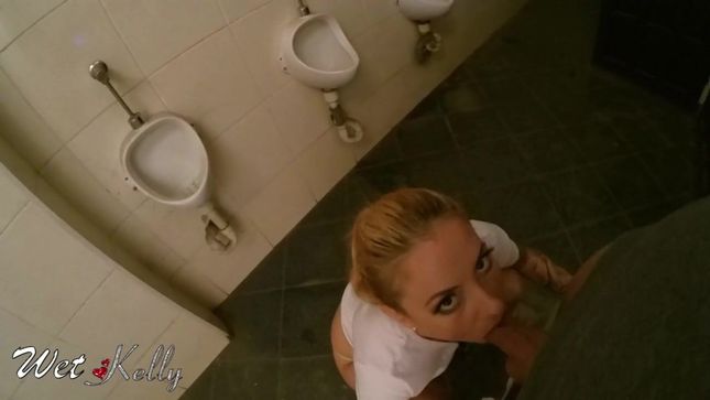 Порно видео Милфа Wet Kelly трахается в мужском туалете