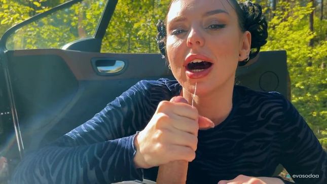 Порно видео Цыпочка отсосала пикаперу и отдалась в киску в кабриолете