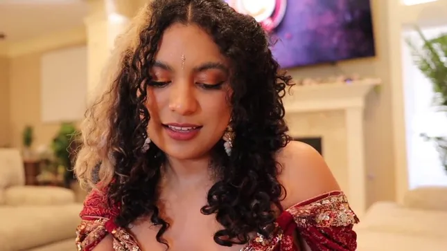 Порно видео Кудрявая индуска обслюнявила и оседлала большой член