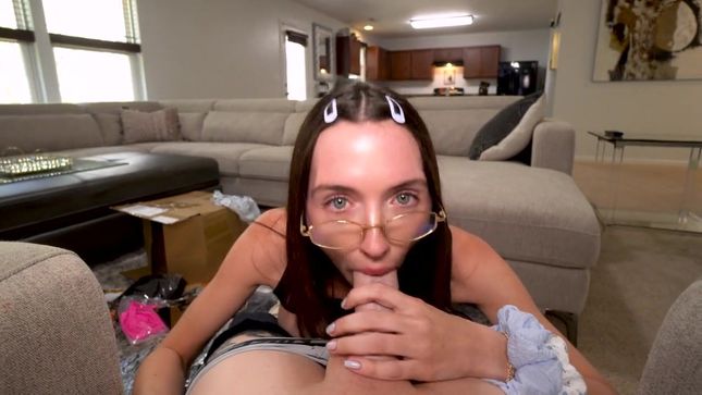 Порно видео Очкастая Brooke Tilli платит доставщику натурой