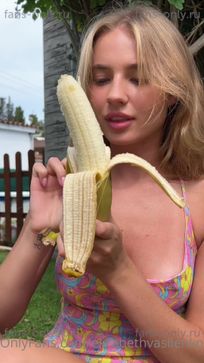 Порно видео Милая Liza Vasilenko облизывает банан