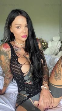 Порно видео Татуированная штучка позирует перед камерой и мастурбирует киску