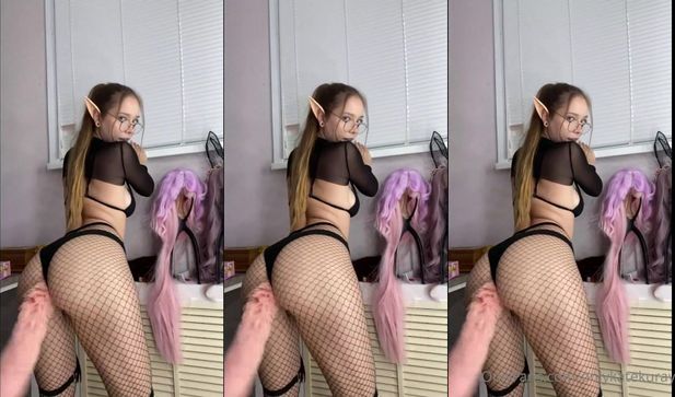 Порно видео Эльфийка Katekuray крутит попкой перед камерой