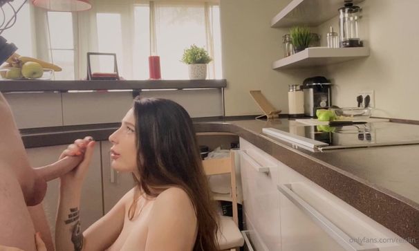 Порно видео Милашка LittleReislin умело сосет член на кухне