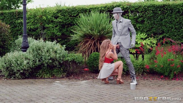 Порно видео Мужик в костюме статуи дрючит сочную красотку в парке