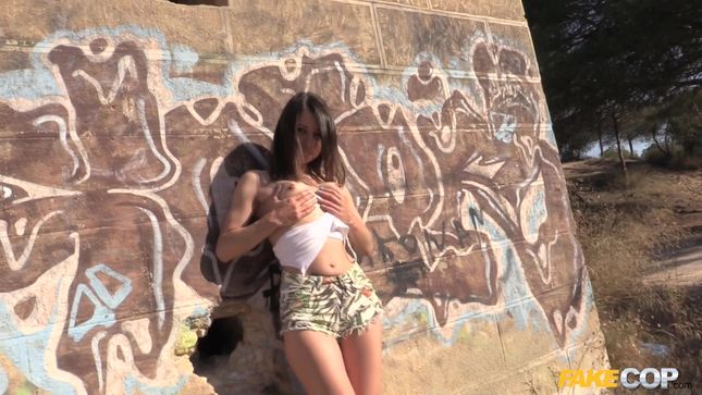 Порно видео Туристка на улице дает менту в тугую попку