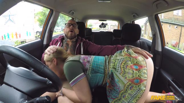 Порно видео Ольга Кабаева трахается с инструктором в машине
