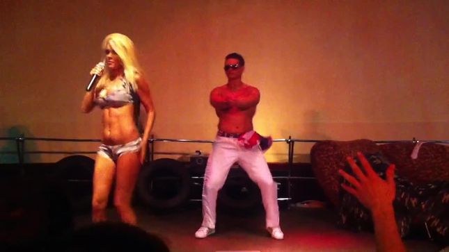 Порно видео Эротика с горячей Катей Самбукой на сцене