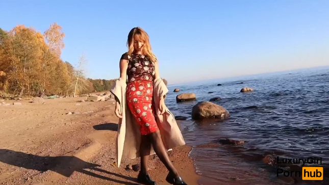 Порно видео Luxury Girl на пляже сосет длинный член
